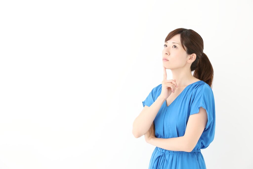インプラント治療中、歯がない期間はあるのか考える女性