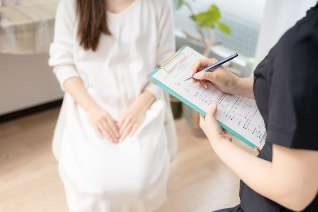 インプラント治療のためにカウンセリングを受ける女性