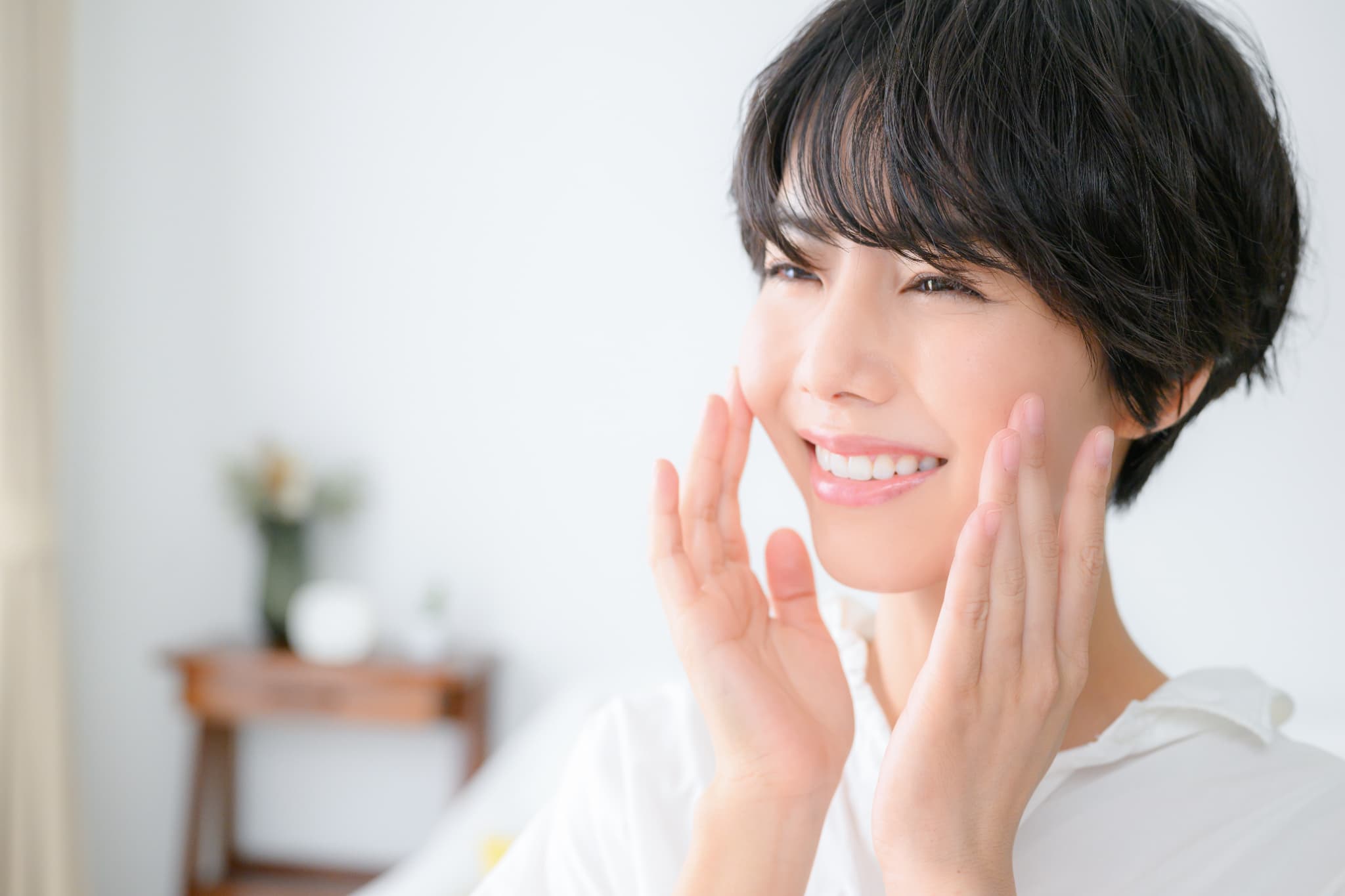 審美歯科で治療を受け口元に自信が出た笑顔の女性