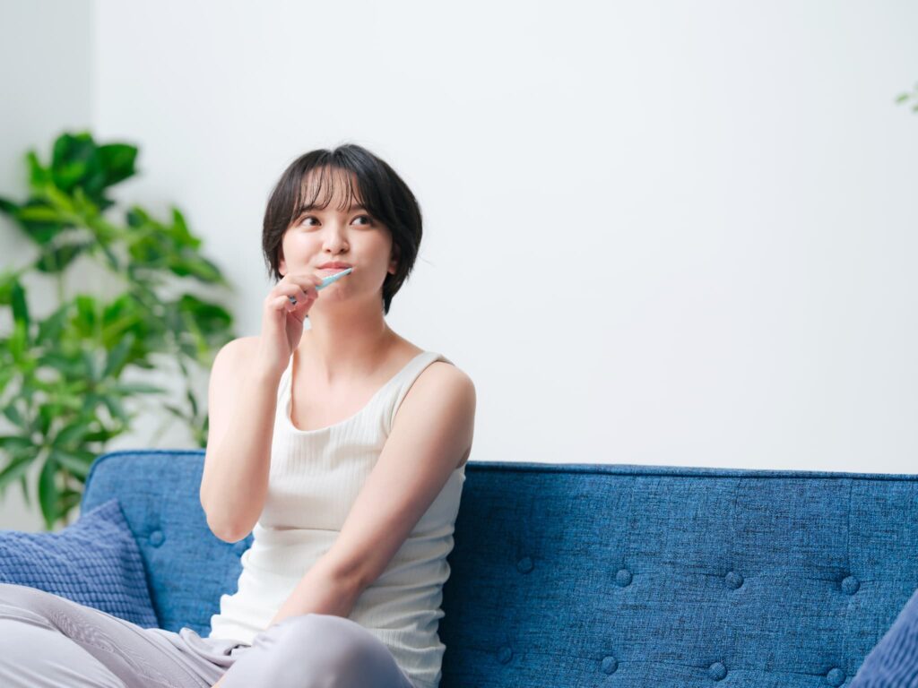 歯周病ケアのために食後の歯磨きを欠かさない女性