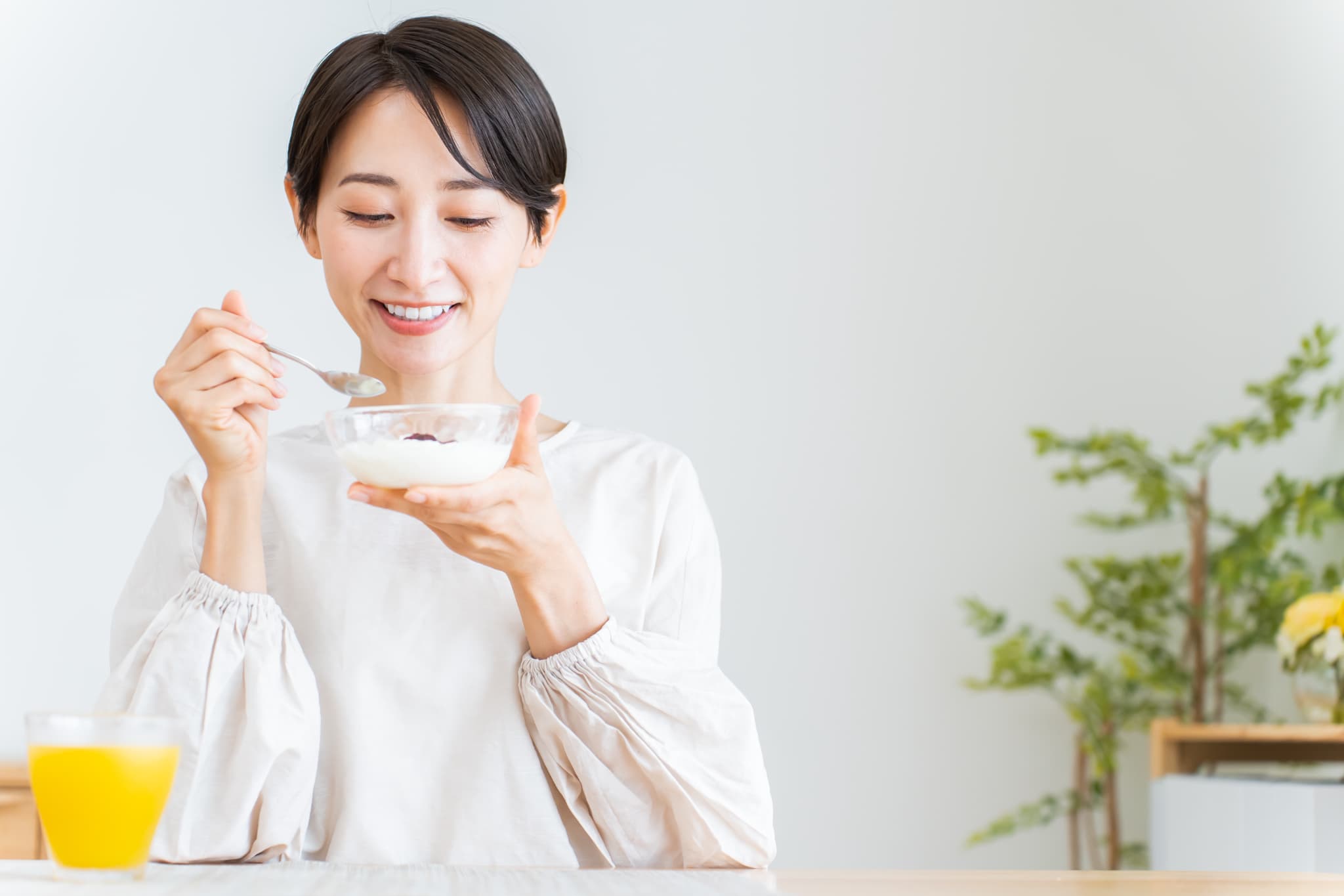 インプラント手術後にヨーグルトを食べる女性