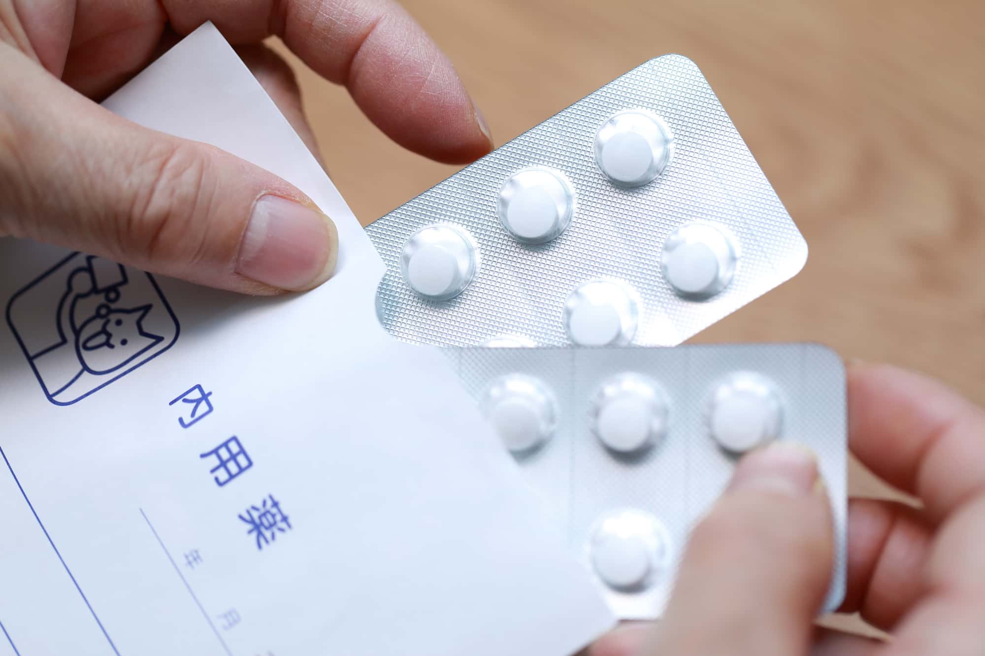 虫歯になった歯が痛くて眠れないときに鎮痛剤を飲むイメージ