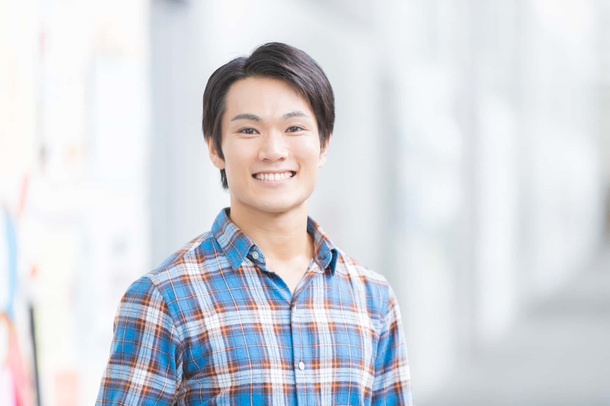 受け口を治療して笑顔の男性