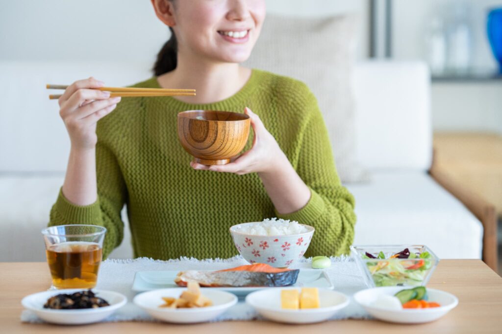 歯周病予防のために栄養バランスを意識した食事をする女性