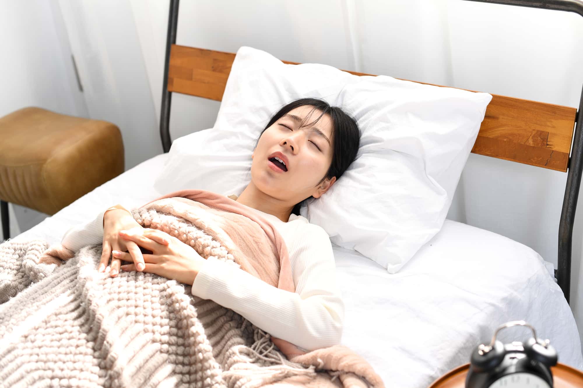 受け口になる原因の1つである口呼吸をする女性