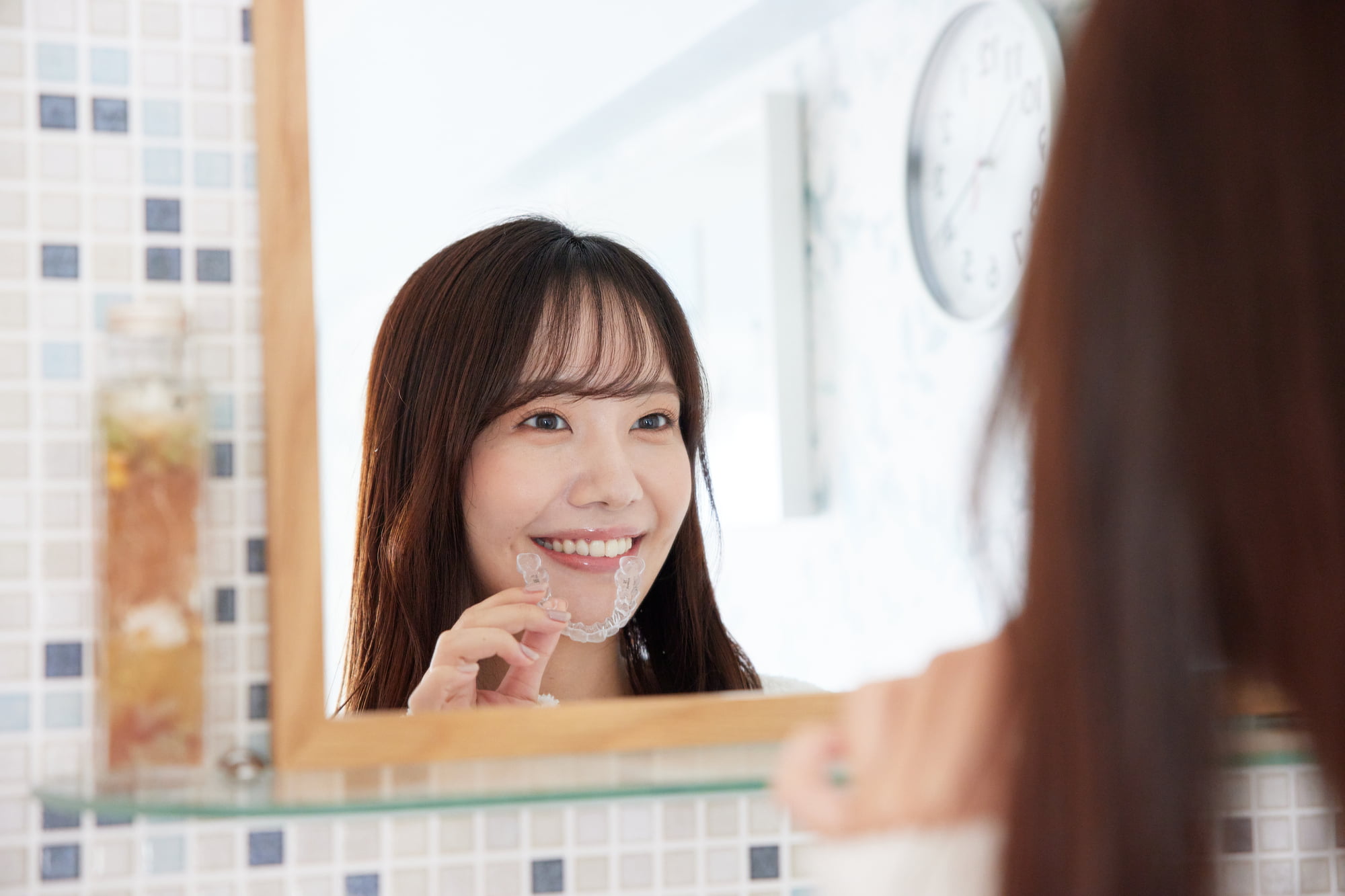 マウスピース矯正を予定どおりに終わらせるために装着時間を守る女性