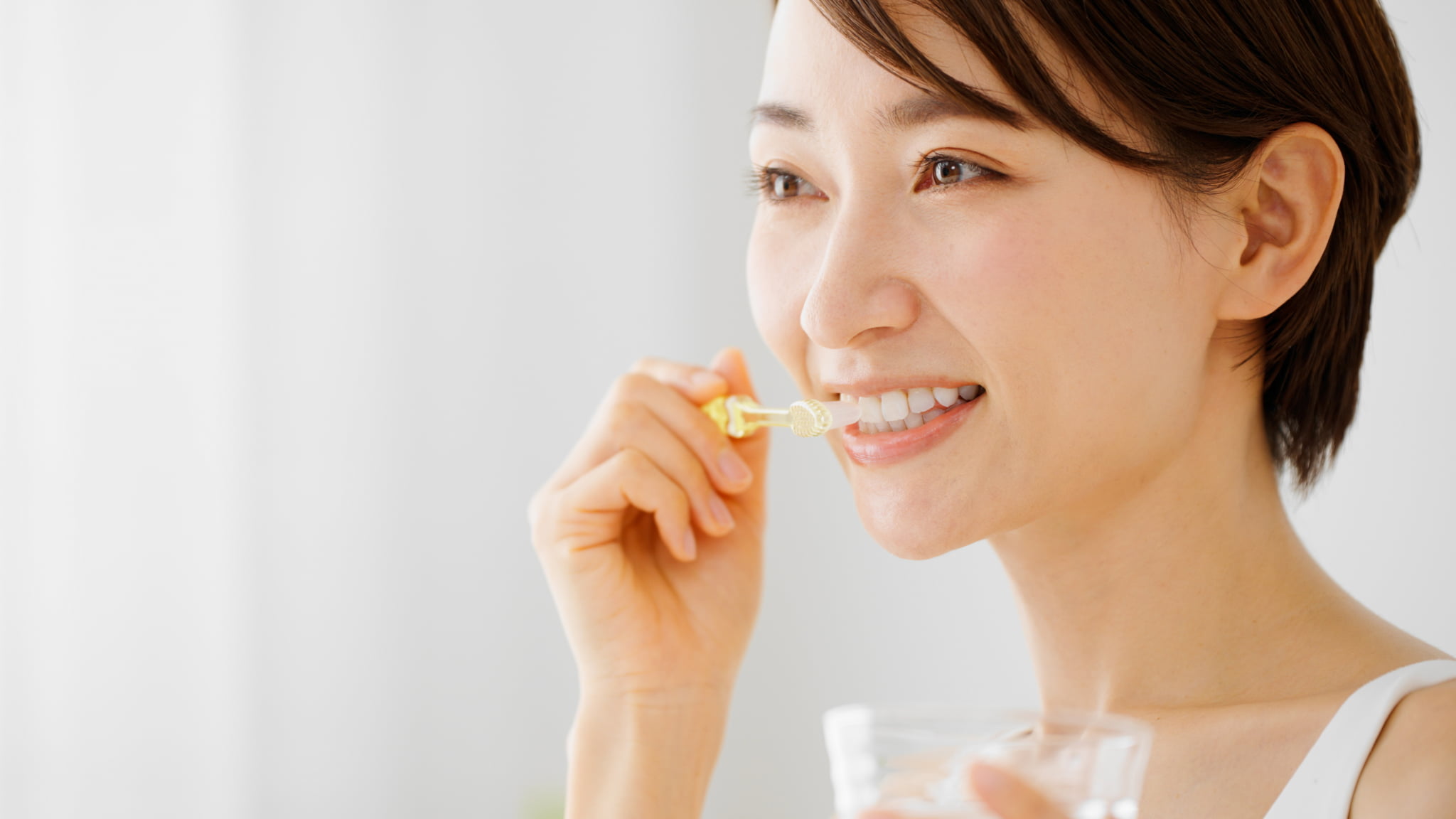 歯を失わないよう毎日丁寧に歯磨きをする女性