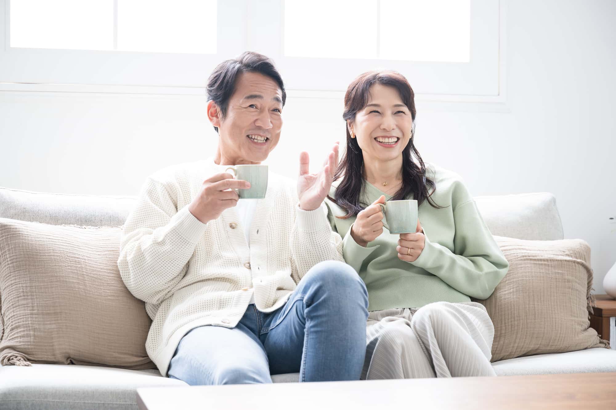 インプラント治療で快適な口内環境になりコーヒータイムを楽しむ男女