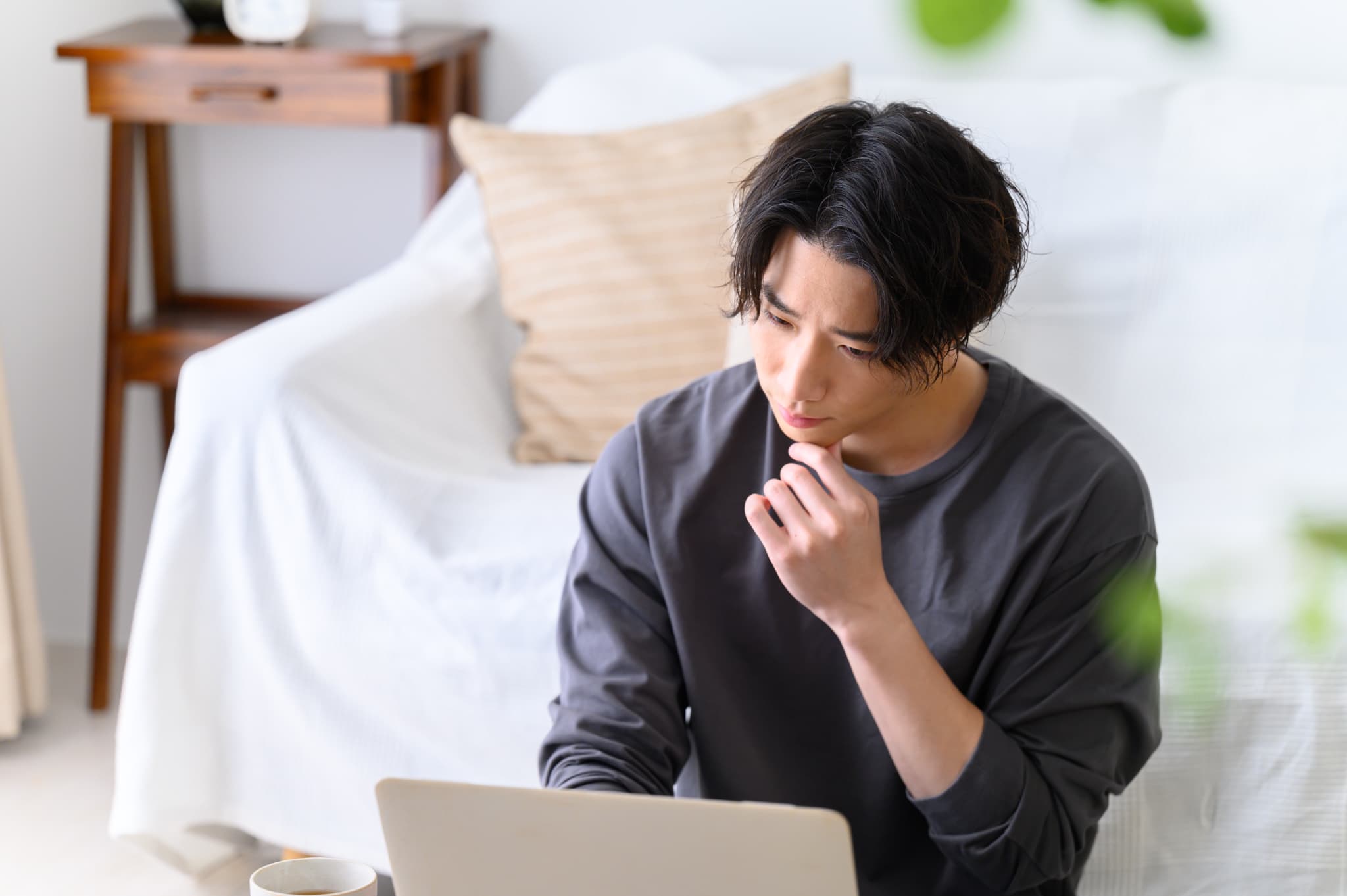 親知らずについて調べる男性