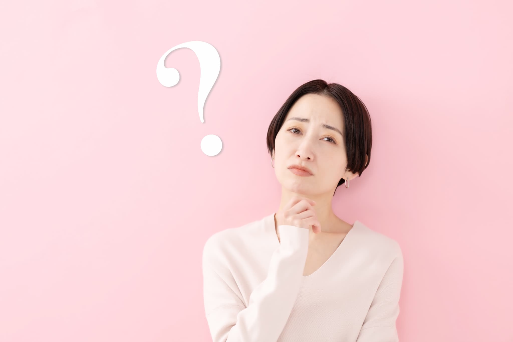 インプラントのぐらつきについて考える女性