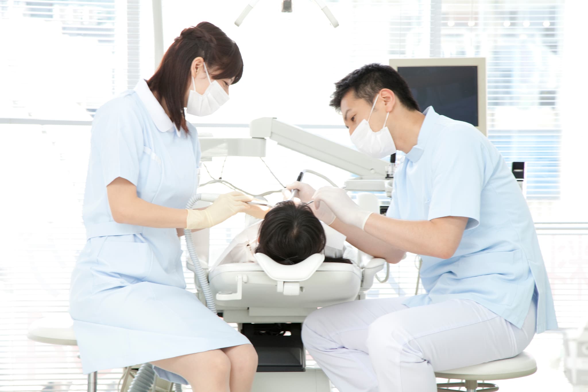 噛み合わせの調整をする歯科医師と歯科衛生士