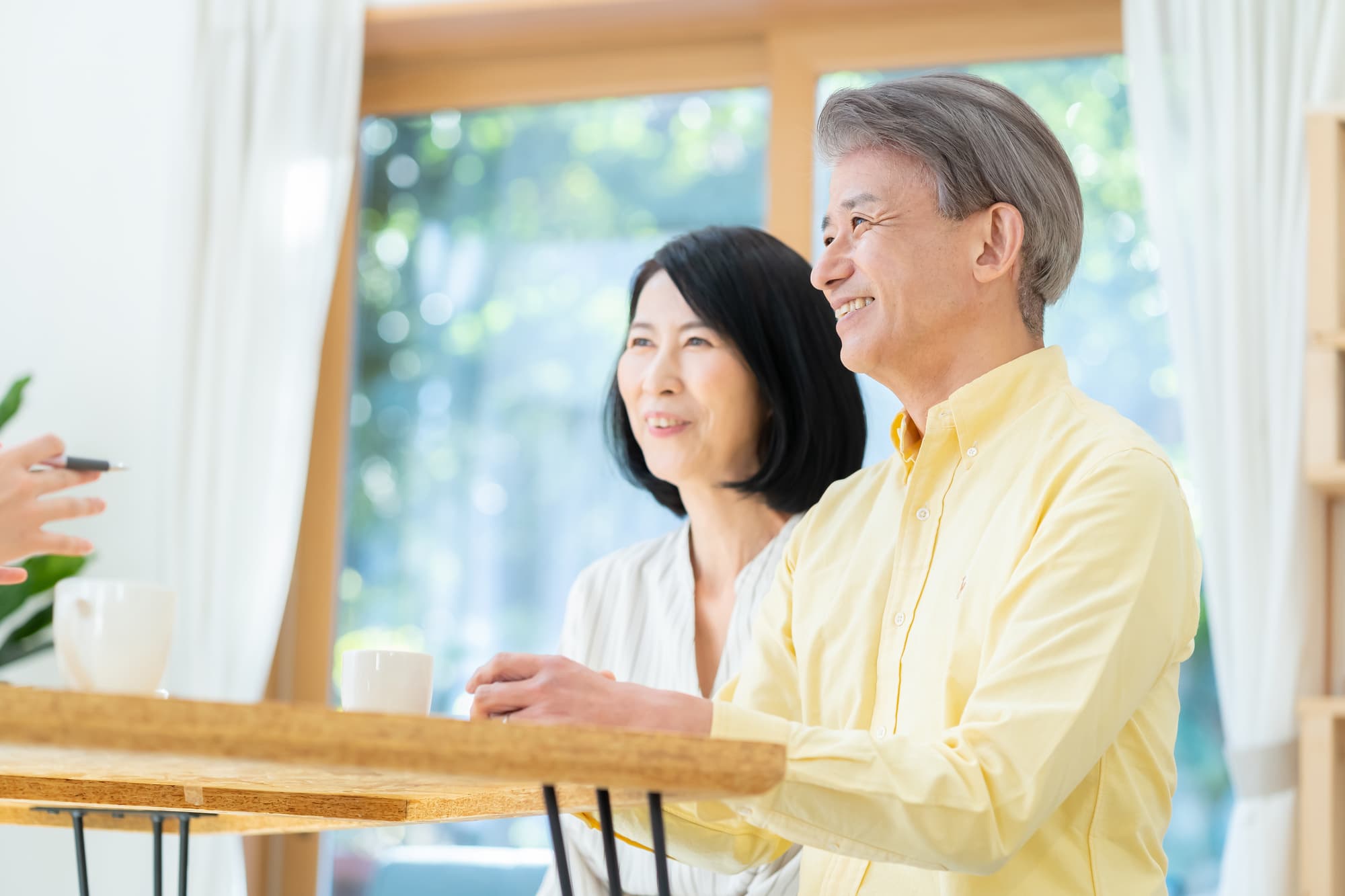 笑顔で話を聞く夫婦