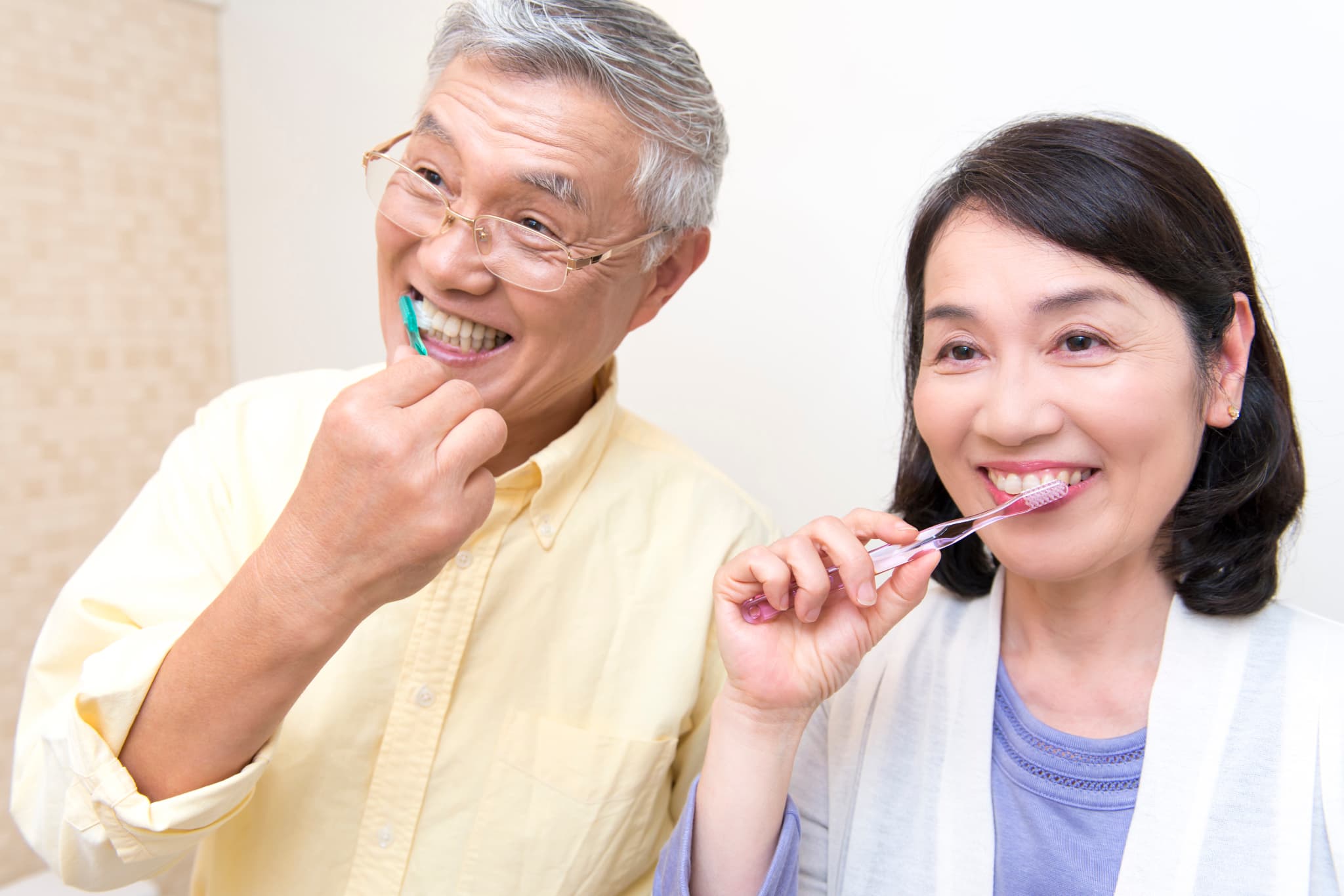 並んで歯磨きをする夫婦