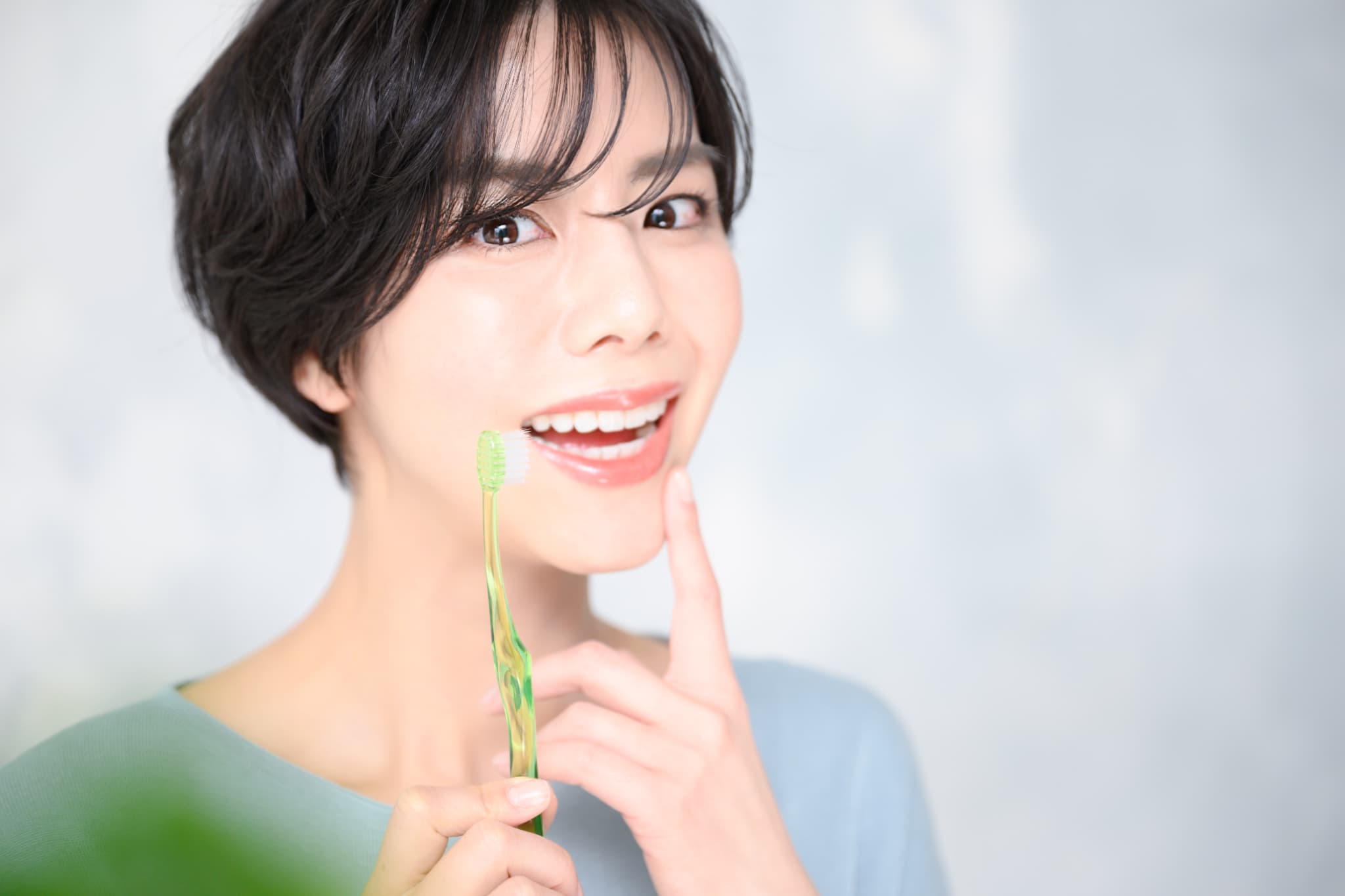 歯磨きで歯周病予防をしている笑顔の女性