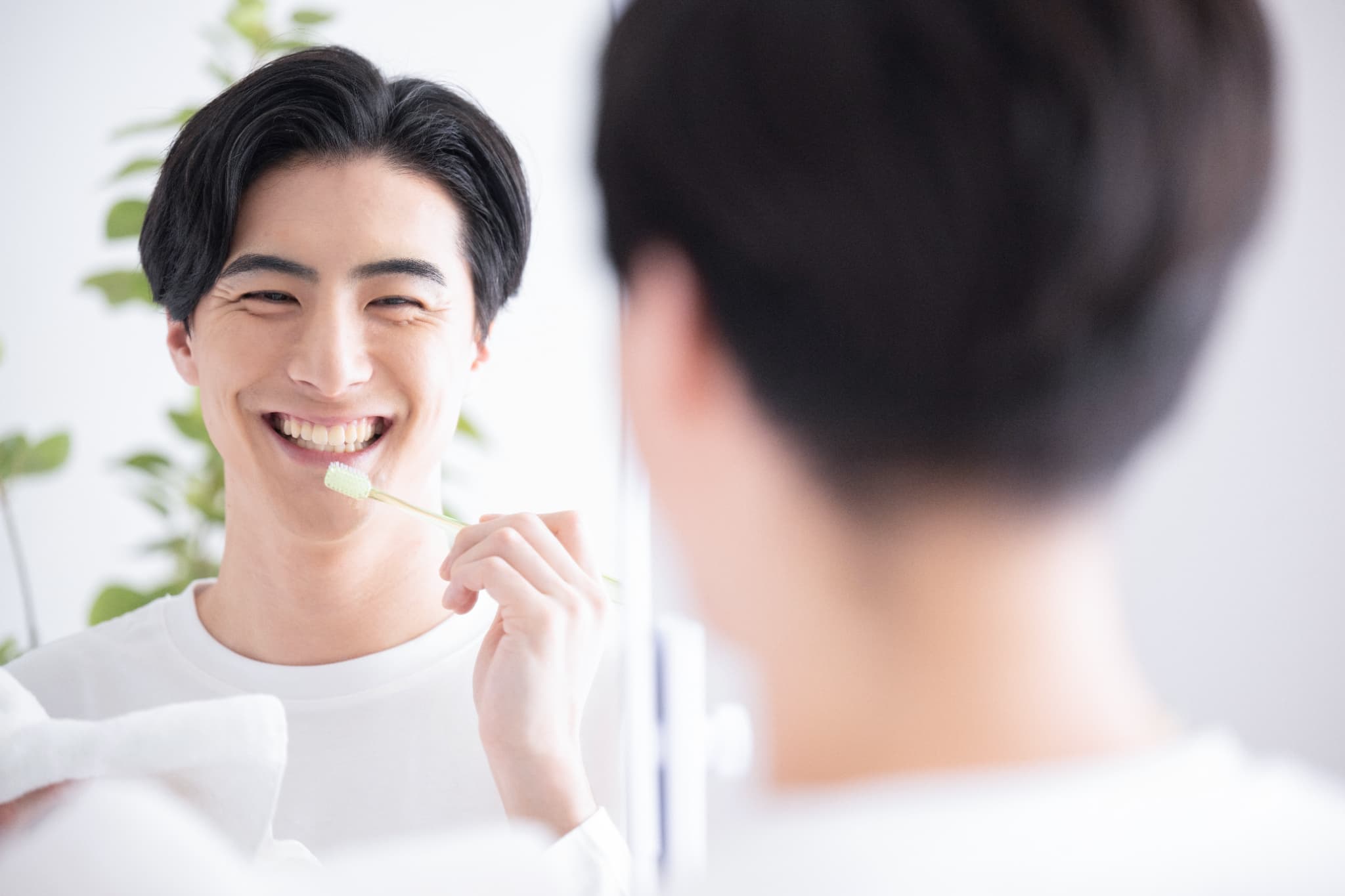 虫歯予防のために丁寧な歯磨きを欠かさない男性