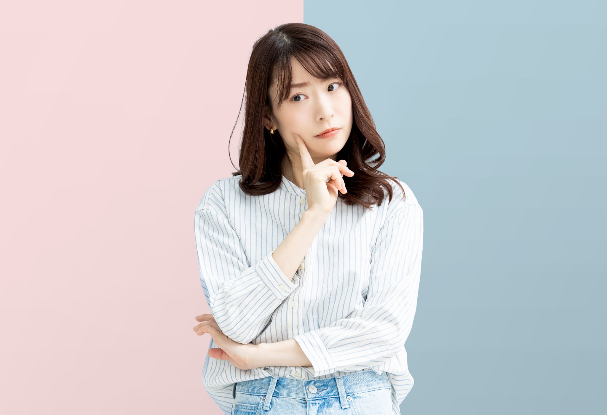 インビザラインで抜歯するメリットデメリットを考える女性