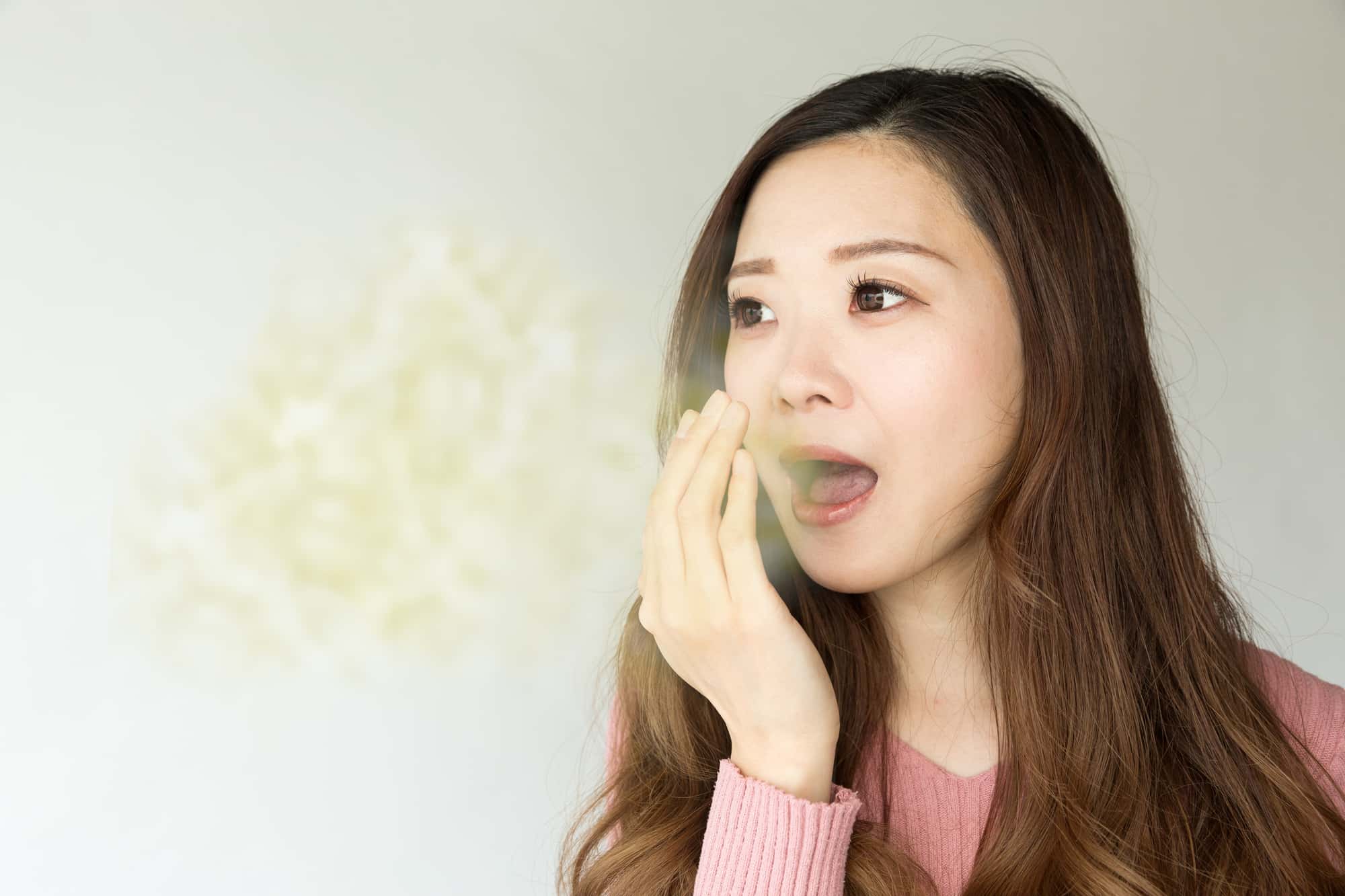 歯周病で口臭が出た女性のイメージ