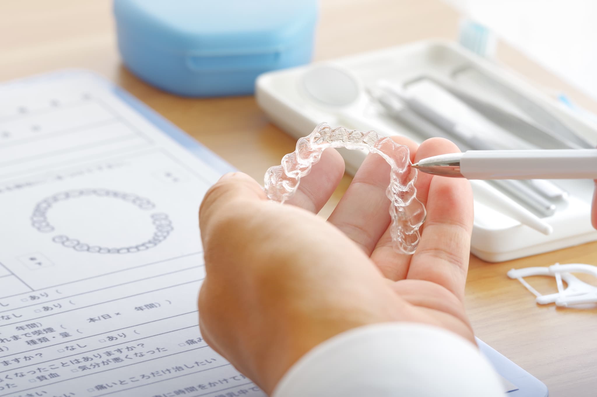 インビザラインについて説明する歯科医師の手元