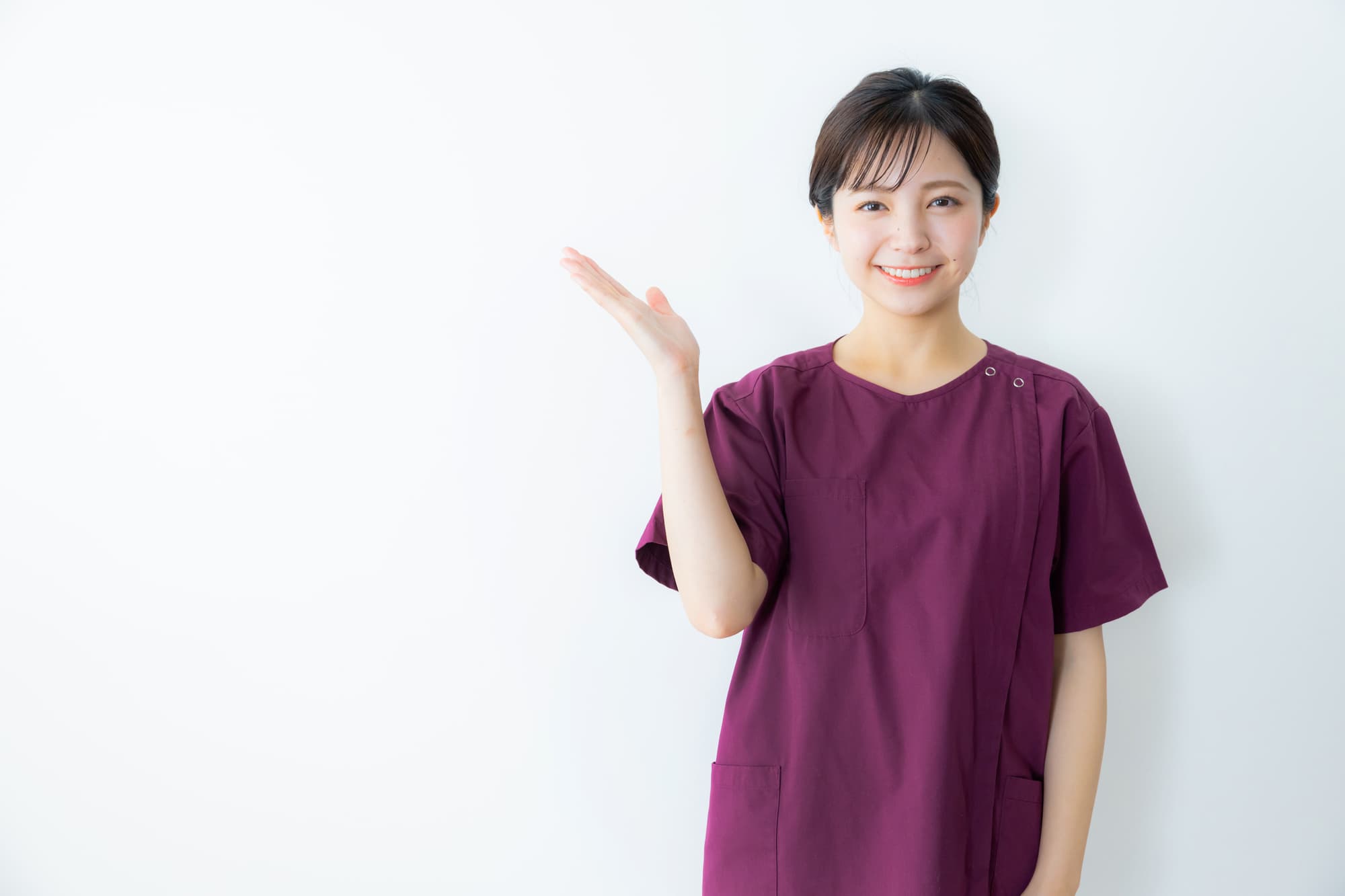 セラミックの歯の値段が高い理由を説明する歯科医師