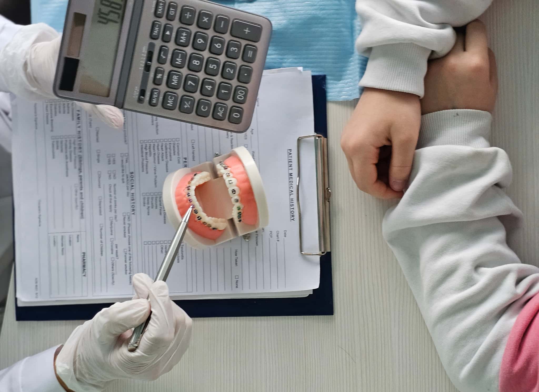 ワイヤー矯正で部分矯正をする場合にかかる費用を説明するイメージ