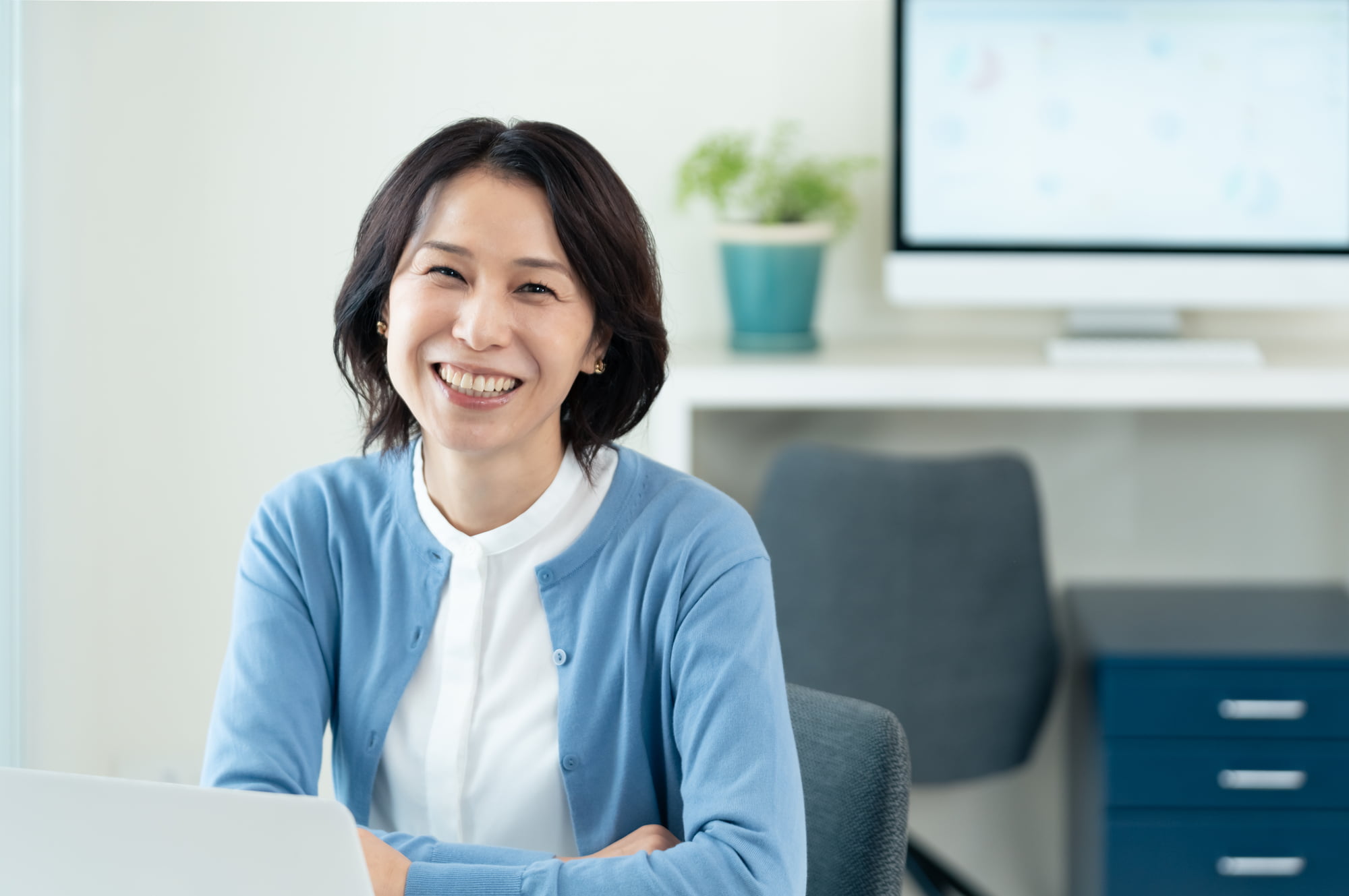 歯周病の進行を防止して笑顔の女性