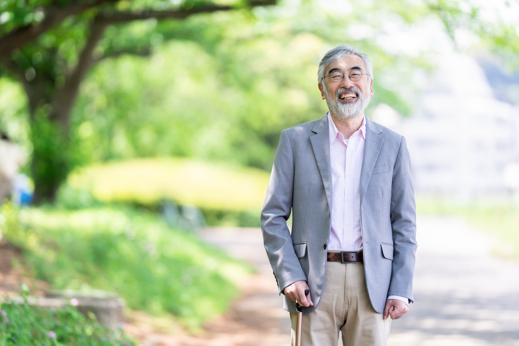 奥歯に入れ歯を入れた男性が散歩を楽しんでいる様子