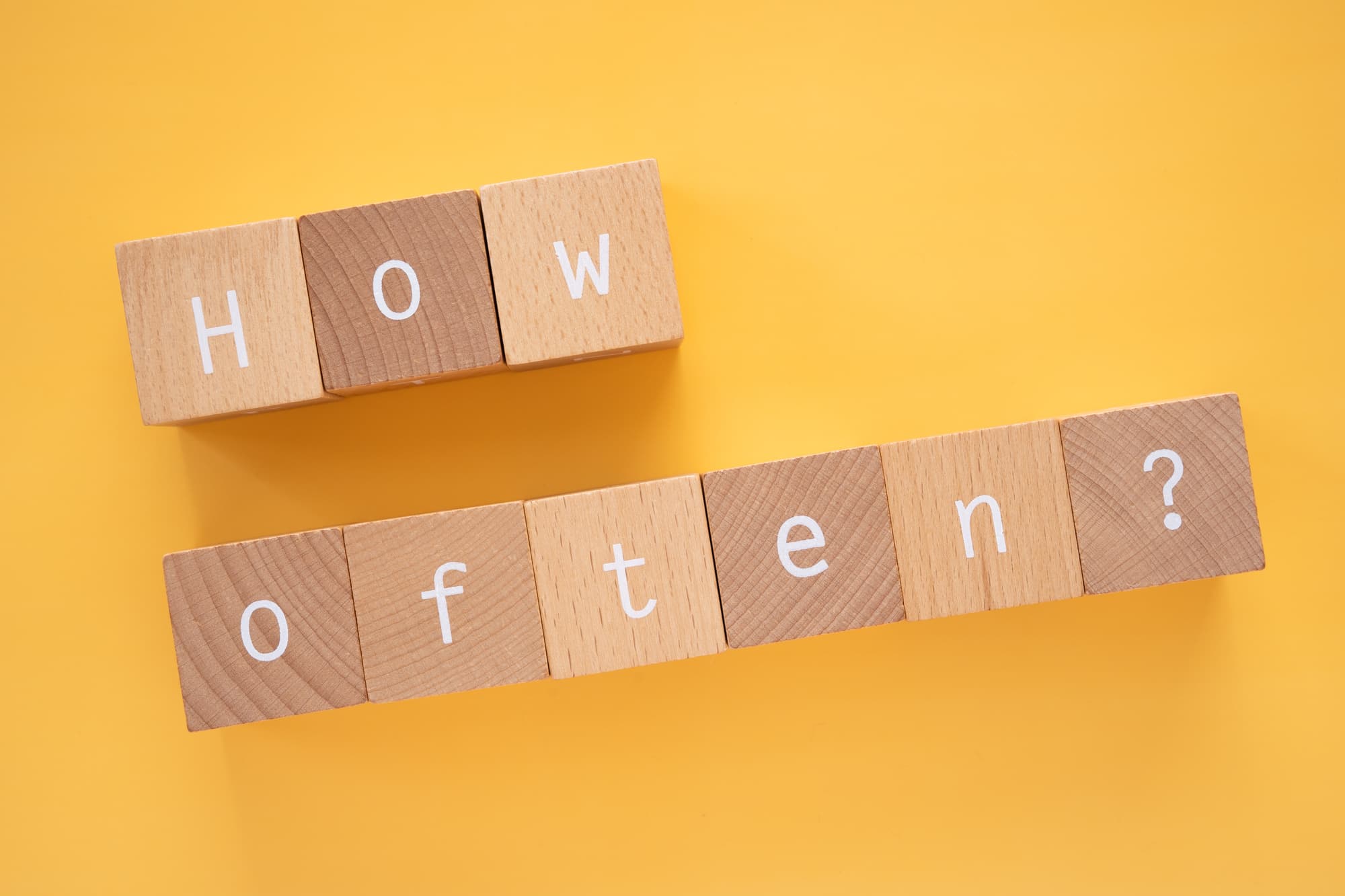 大人の歯列矯正にかかる期間と通院頻度を説明するイメージ