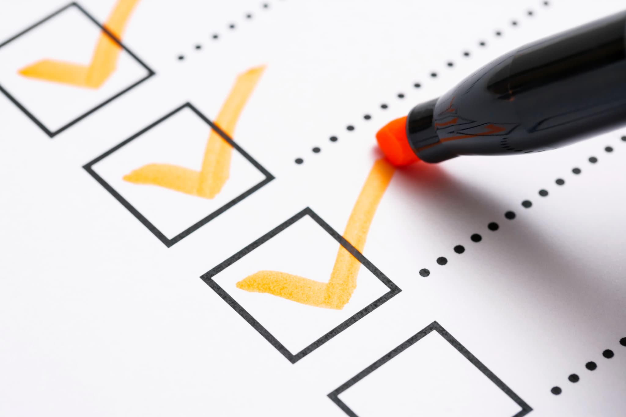 インプラントの保証を受けるための条件をチェックするイメージ