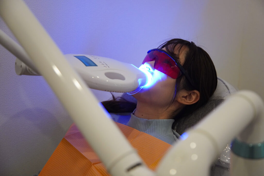 オフィスホワイトニング治療を受ける女性