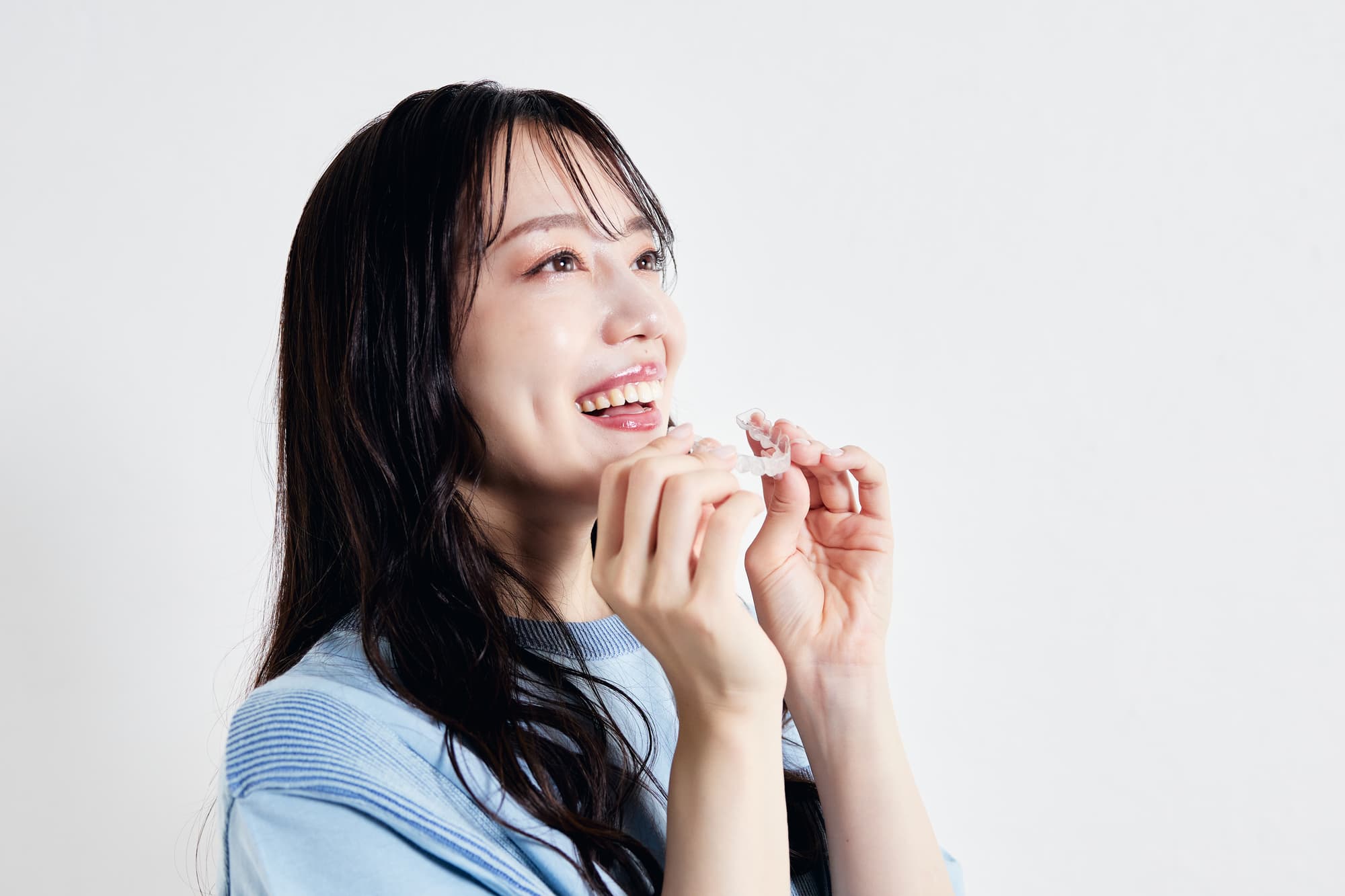 インビザラインで矯正をする女性