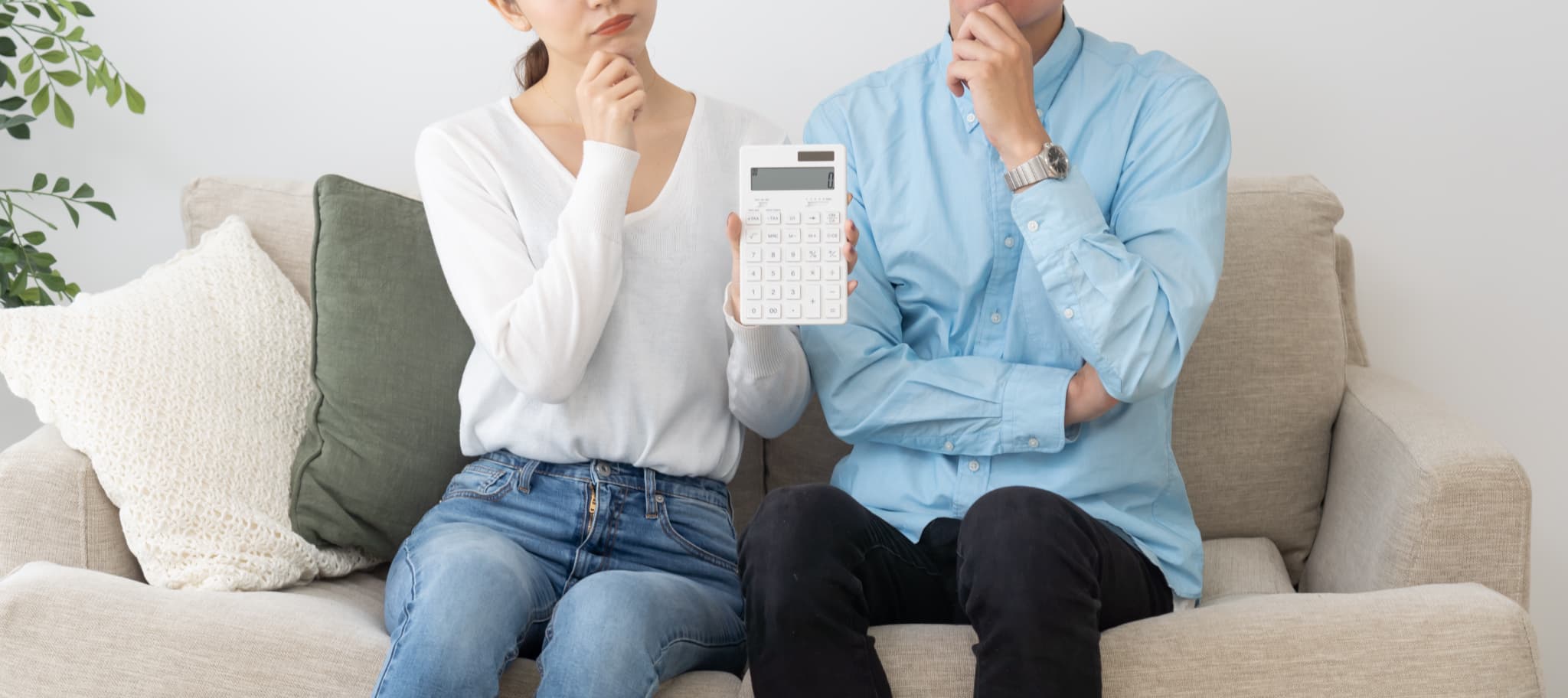 インビザラインの値段について考える男女