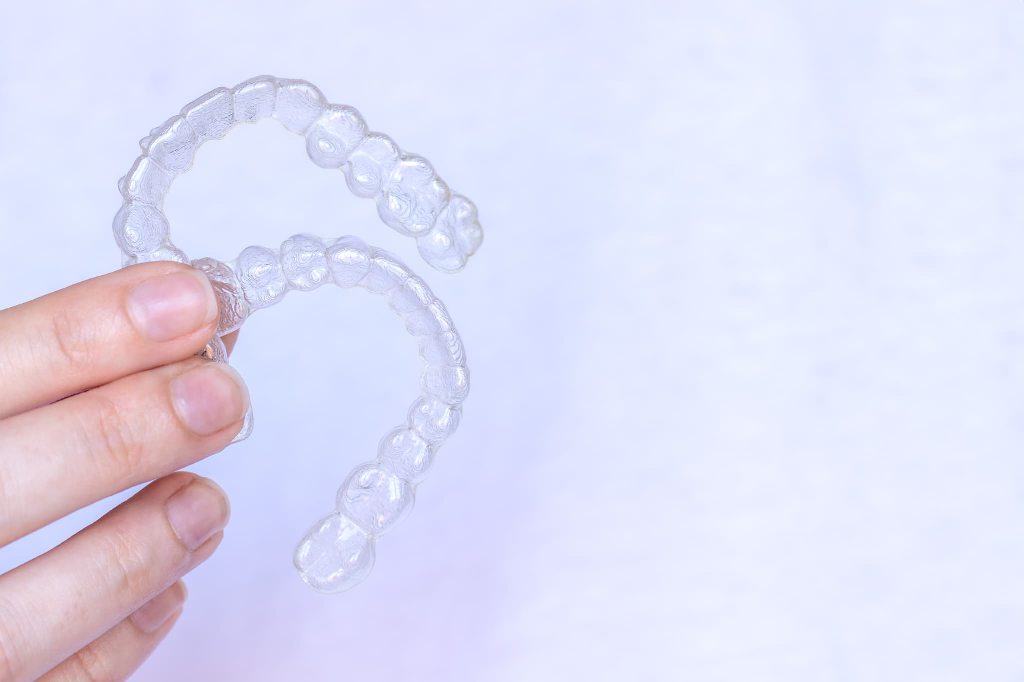 インビザラインを持つ手