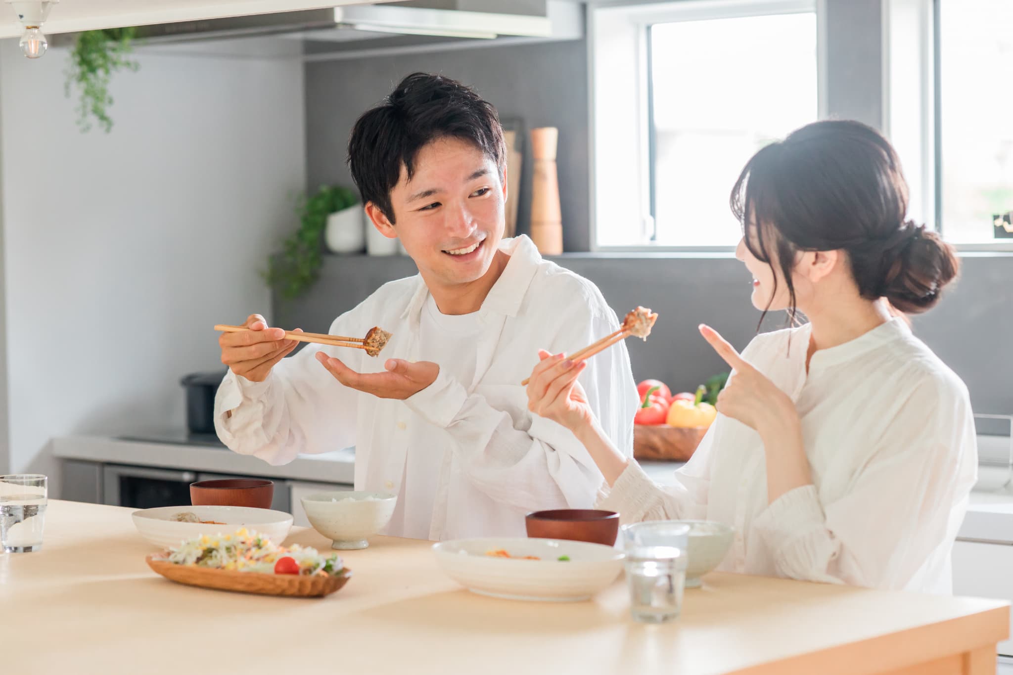 歯周病予防も意識しながら食事を楽しむ男女