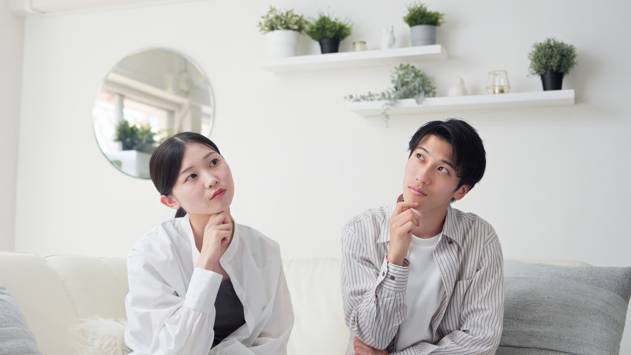 歯周病の進行を食べ物で予防できるのか考える男女