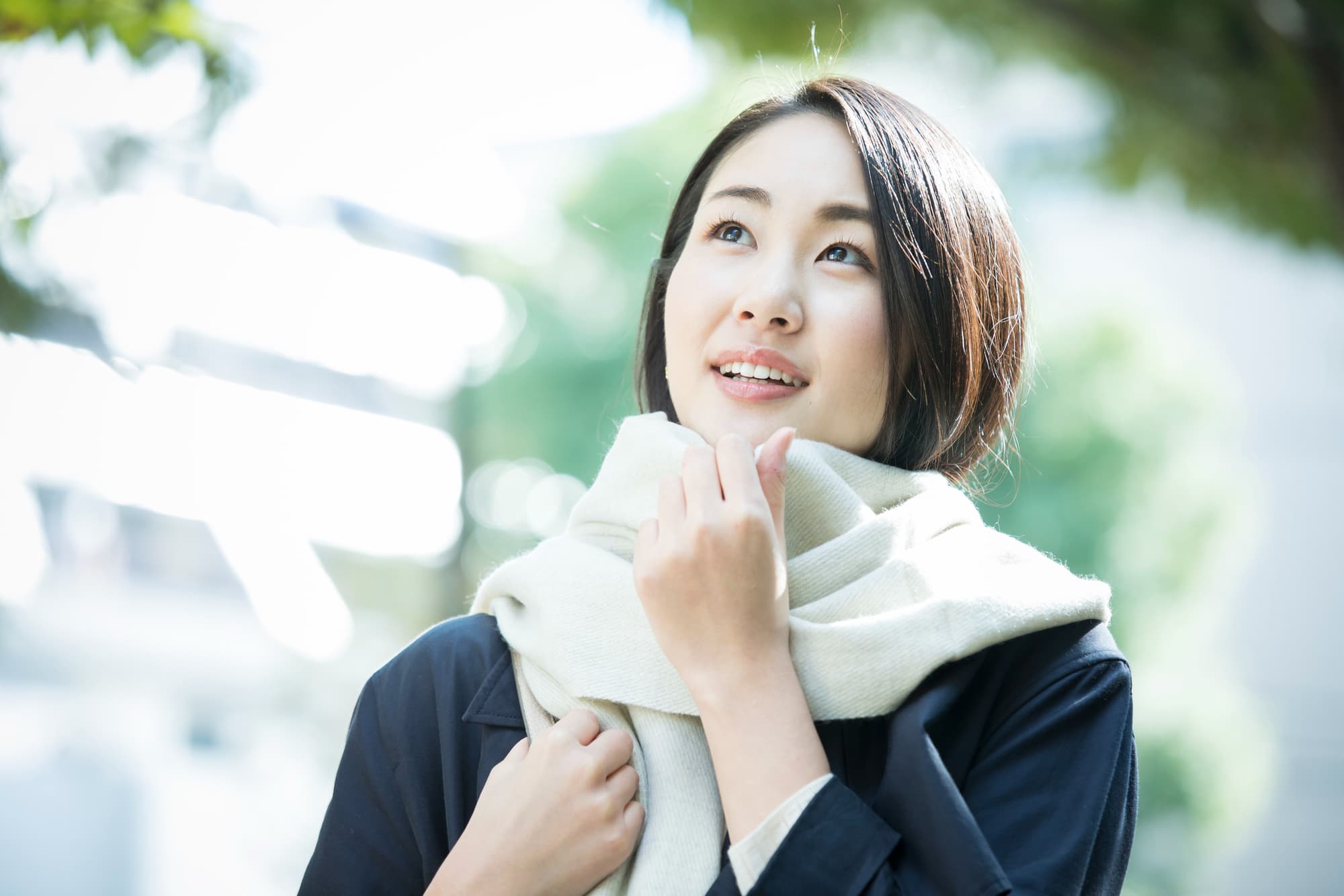 笑顔で散歩をする女性