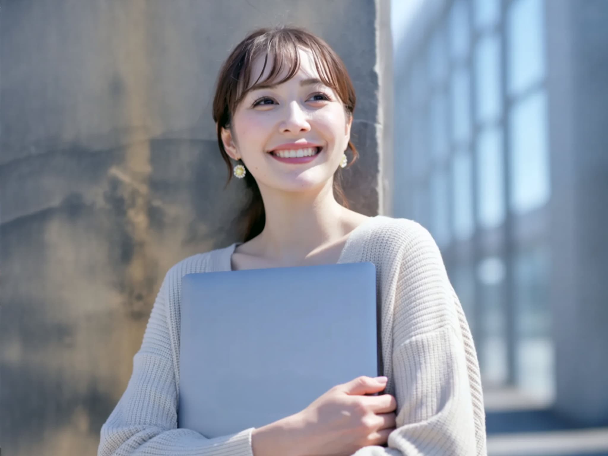 ワイヤー矯正で美しい歯並びになった笑顔の女性