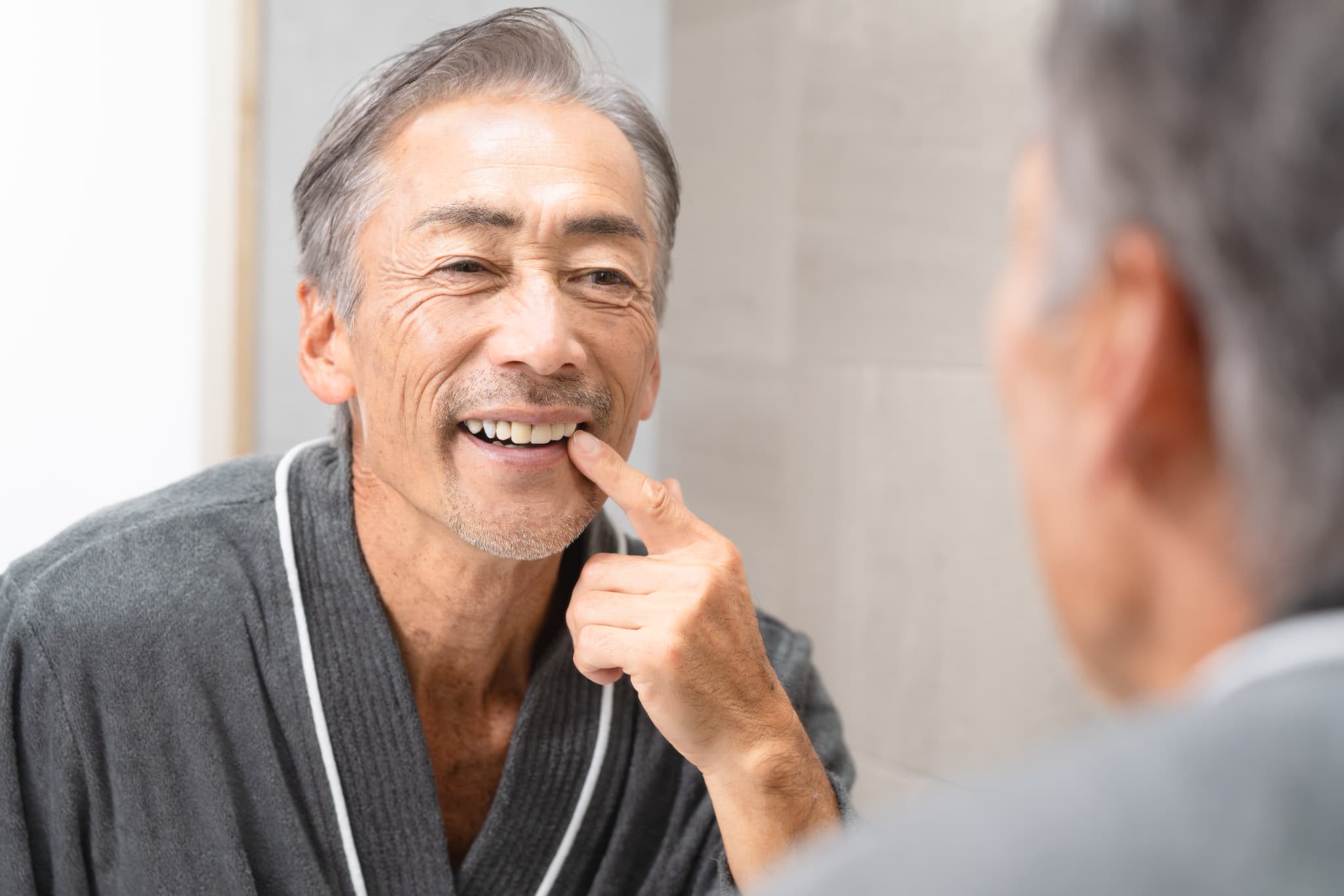 お手入れをして入れ歯を長く使う男性