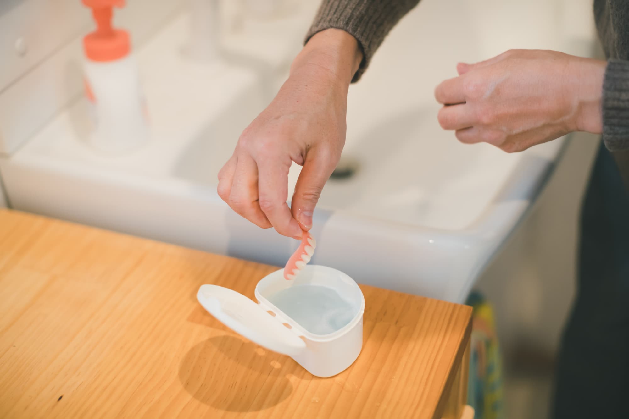 就寝前に入れ歯を保管する様子