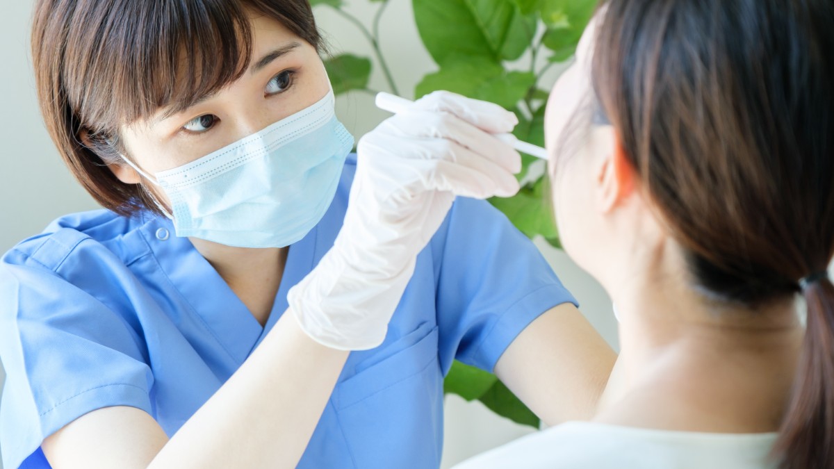 歯科検診を行っている女性歯科医師
