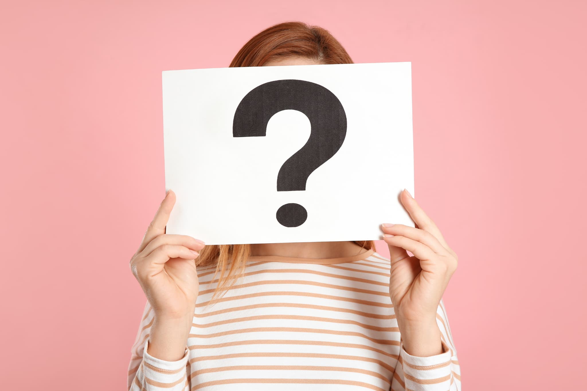 マウスピース矯正ですきっ歯は治せるのか考える女性
