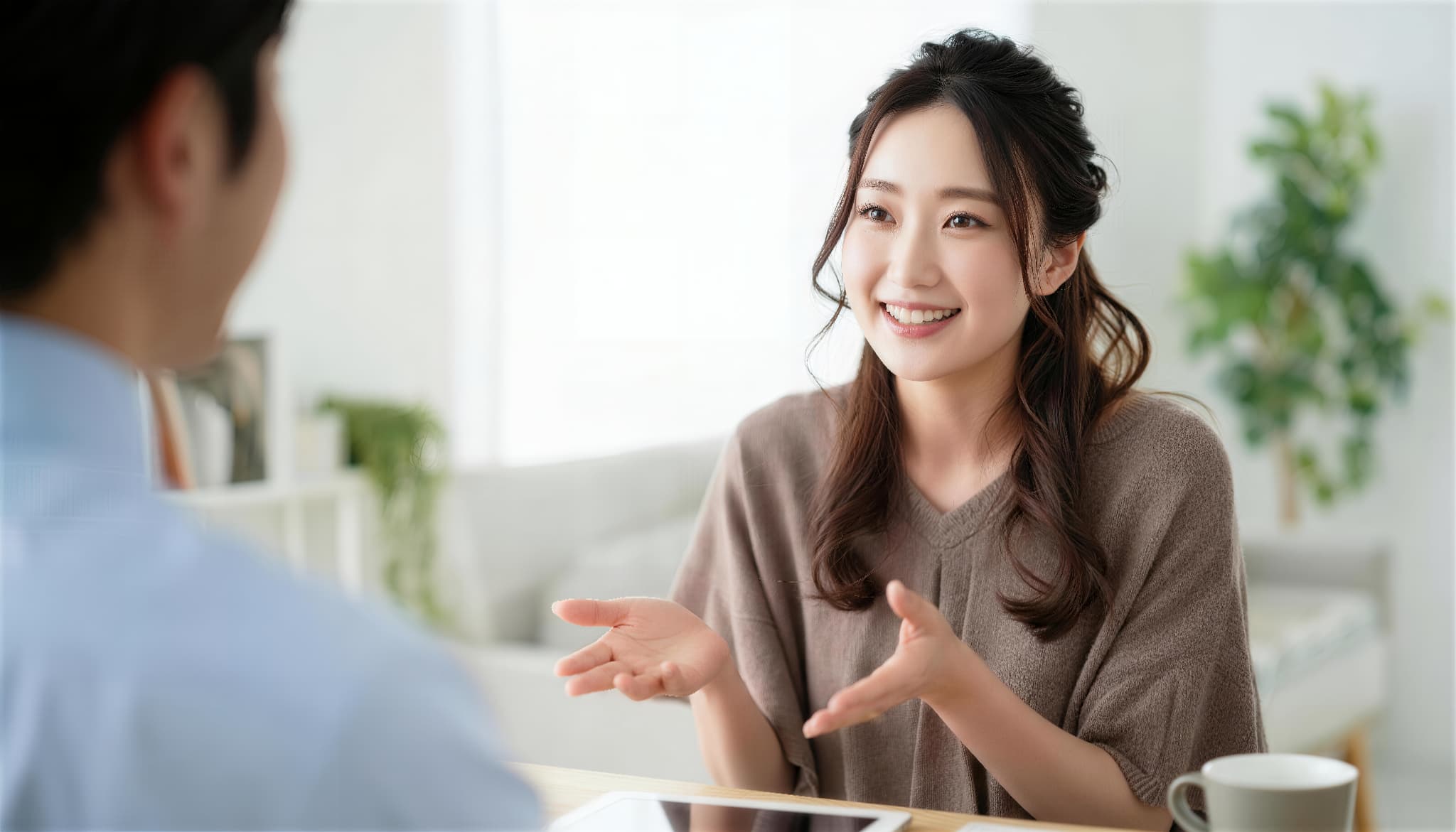 顎関節症を治療して痛みが取れた女性が元気に仕事に励んでいるイメージ