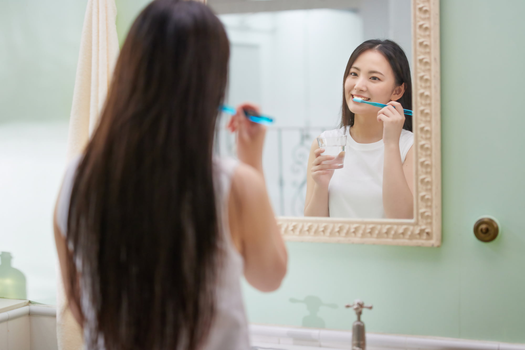 丁寧に歯磨きをする女性
