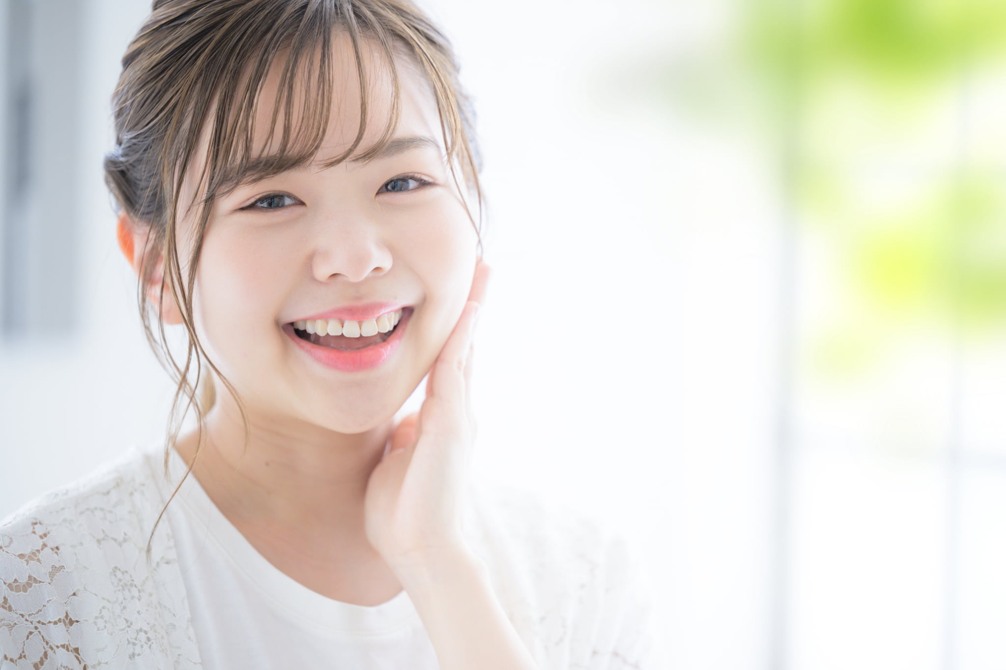 親知らずが生えてきた笑顔の女性