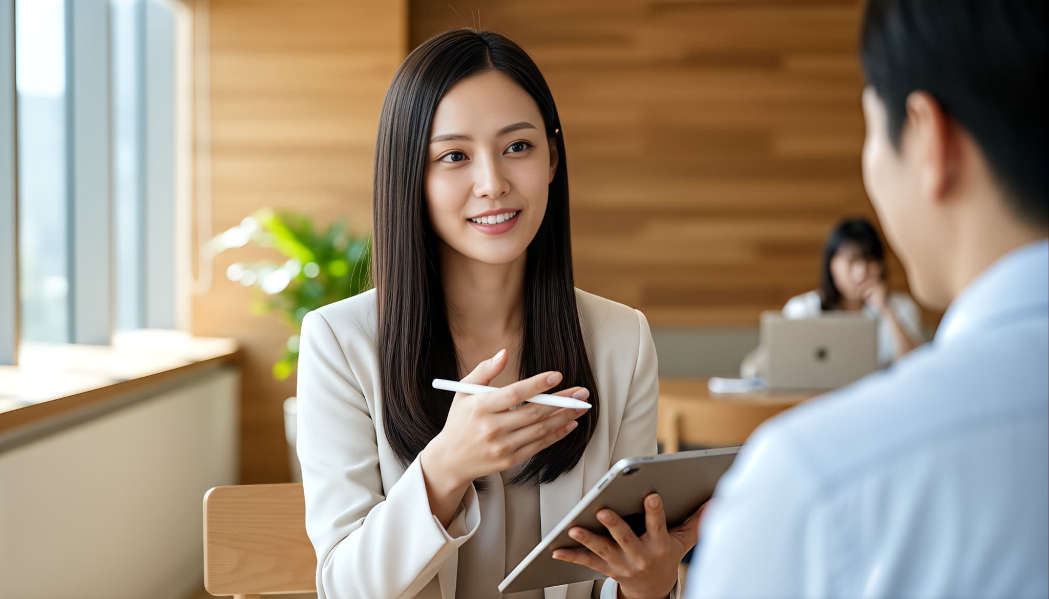仕事をしている笑顔の女性